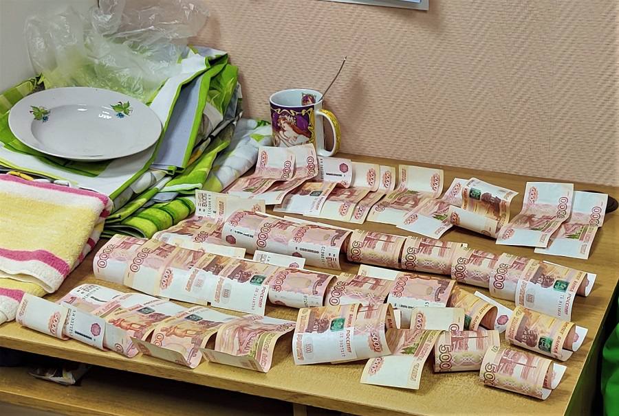В Железногорске таксист помог пенсионерке вернуть 200 тыс. рублей, которые она хотела отдать мошенникам