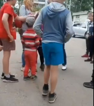 Красноярка силой поставила на колени подростка за обиды её сына – теперь её накажут. Фото: vk.com/glavnnovosti