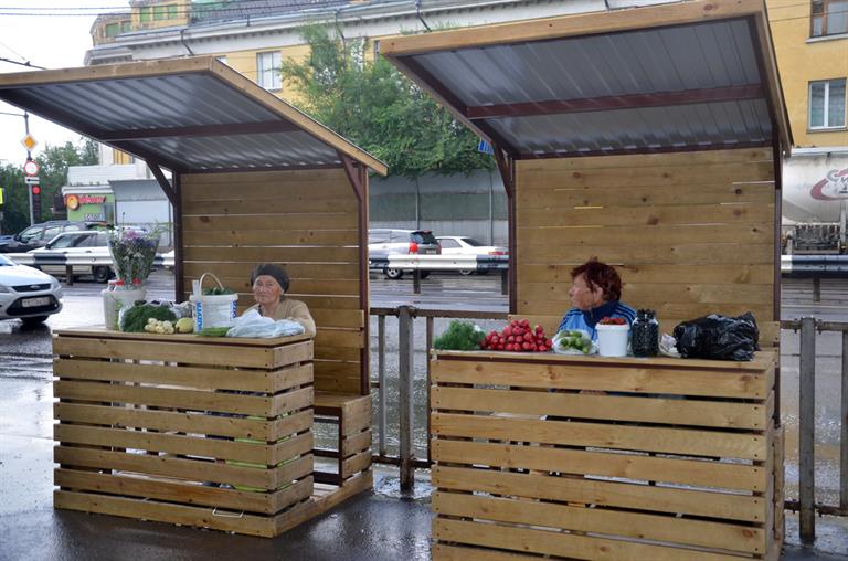  В Ленинском районе Красноярска установили новые прилавки для уличной торговли