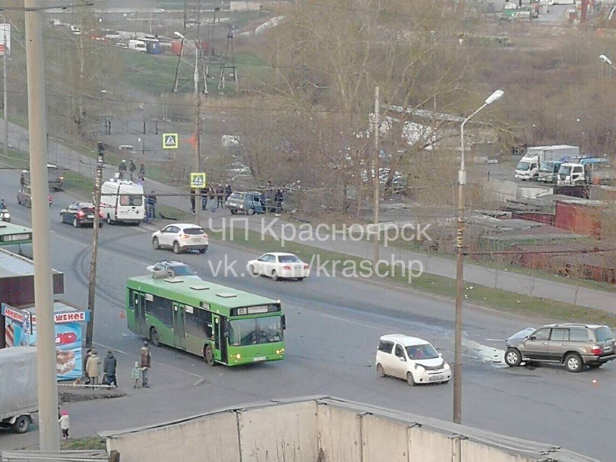 ВАЗ на Гусарова протаранил автобус и Lexus: трое парней в больнице (фото) —  Новости Красноярска на 7 канале