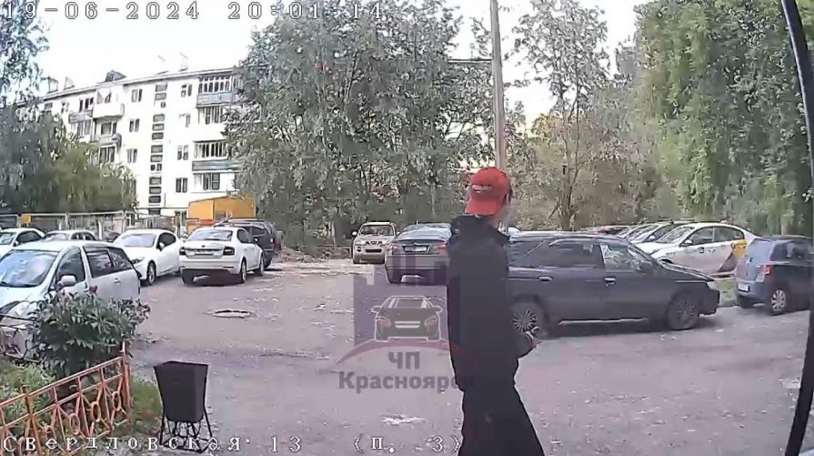 Гуляющий по Свердловской подросток разбил стекло машины из пневмата