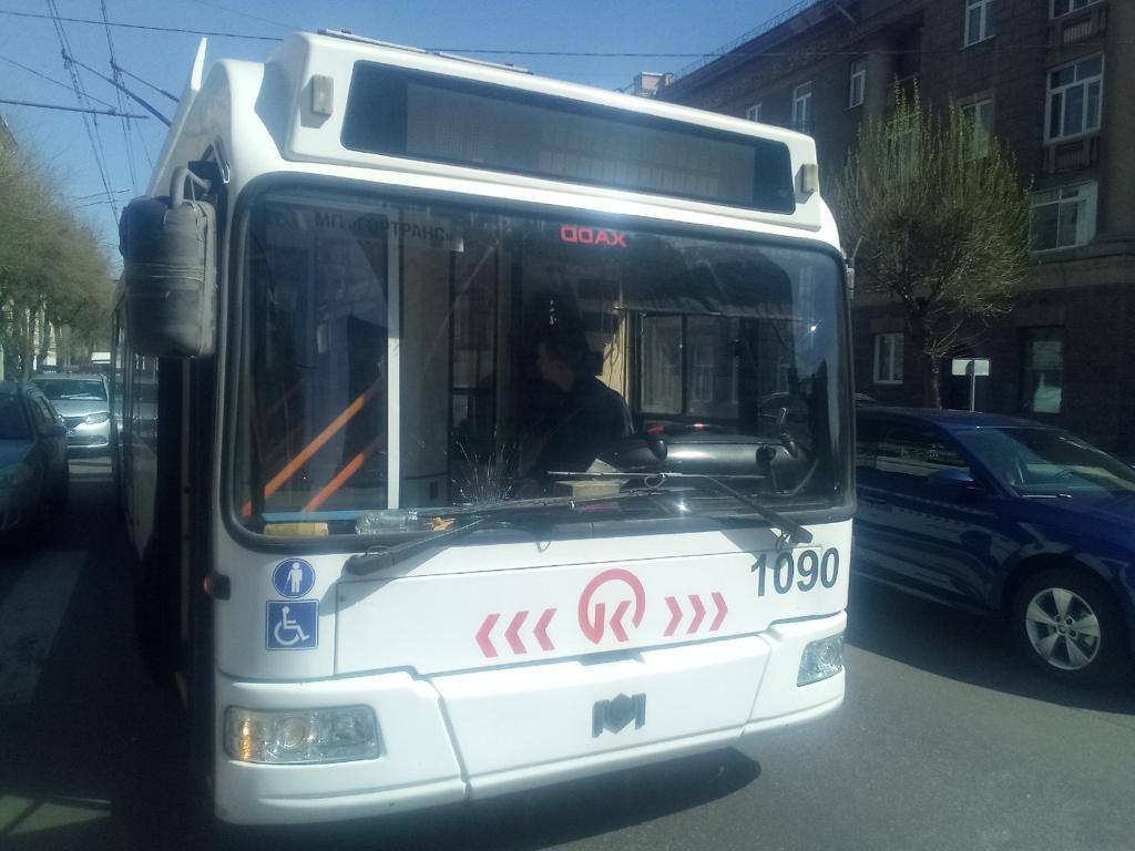 В центре Красноярска троллейбус сбил 86-летнюю пенсионерку