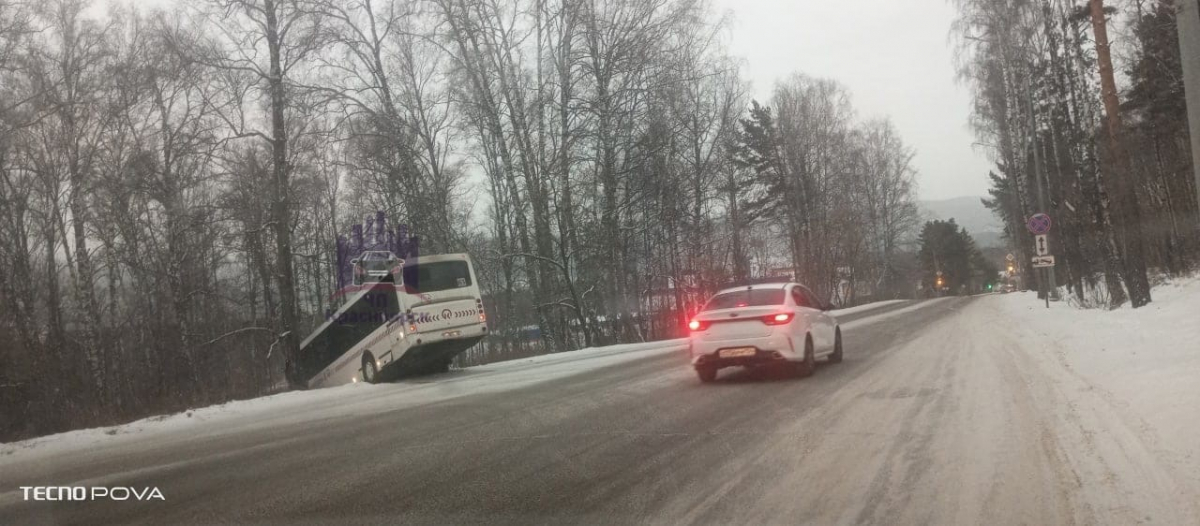 Водитель автобуса №63 в Красноярске на скользкой дороге улетел в кювет