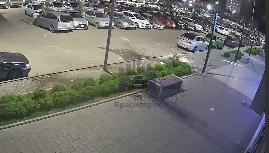 Пьяный красноярец сбросил с балкона на парковку унитаз и повредил три автомобиля