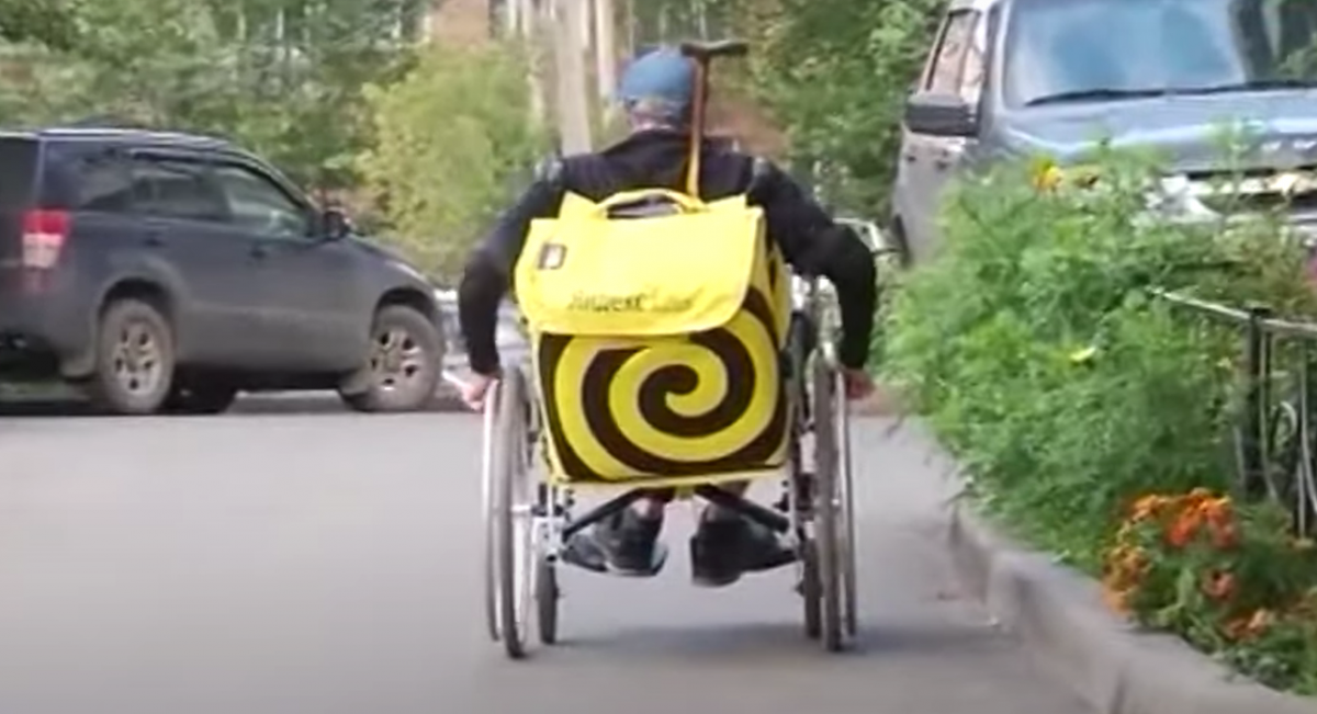 В Красноярске инвалида уволили из «Яндекс Доставки» из-за севшего в коляске аккумулятора