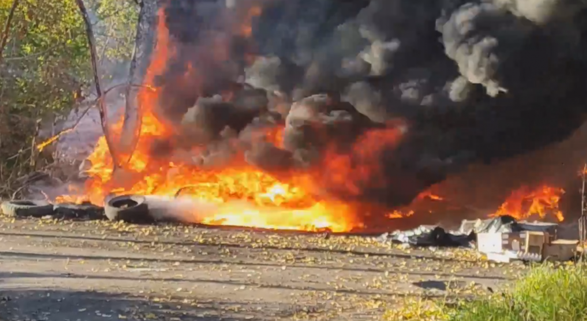 Радикалы евромайдан. Шарий поджог шин. Горящее колесо на митингах. Пожар на свалке покрышек. Шарий поджог шин.