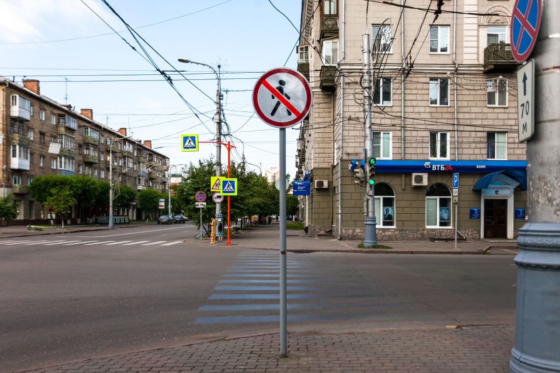 Перекресток проспект испытателей. 16. Воронеж дороги. Улица рижский проспект псков. Регулируемый перекресток фото.