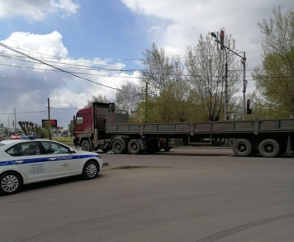 В Красноярске 73-летний пенсионер погиб под колесами грузовика 18+