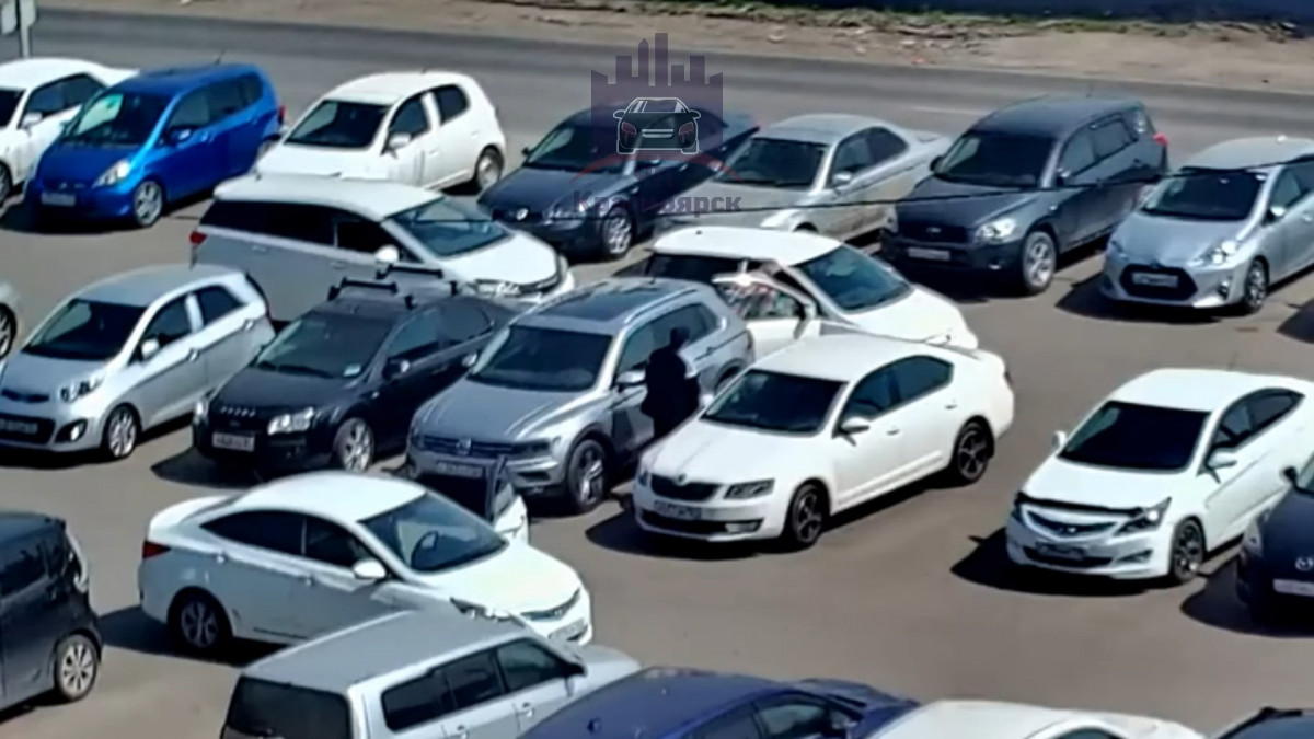 В Красноярске мужчина избил женщину-водителя из-за собственной ошибки