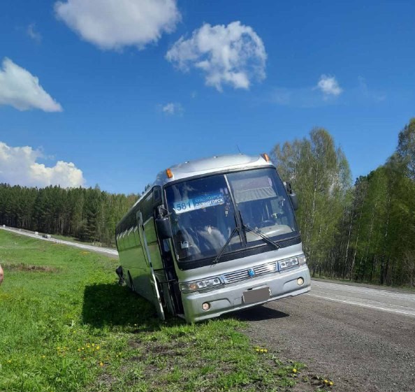 Автобус, ехавший из Красноярска в Хакасию, вылетел с трассы и едва не перевернулся