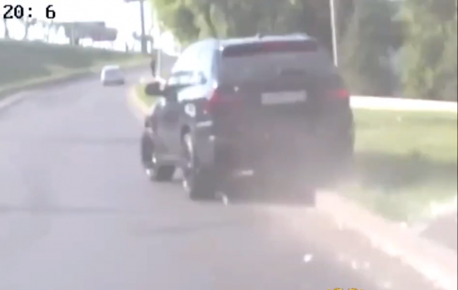 «Прям здесь уйду»: инспекторы ДПС опубликовали видео погони за пьяным водителем BMW из «Белых рос» 
