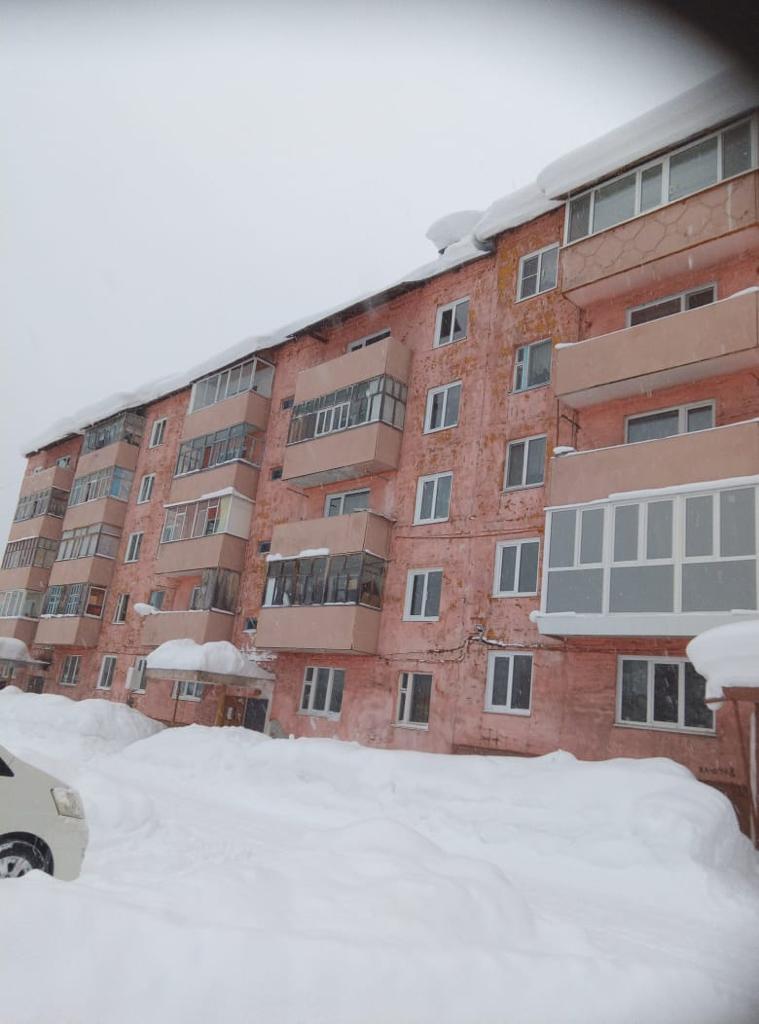 В Курагинском районе мужчина упал с крыши пятиэтажки во время чистки снега и погиб