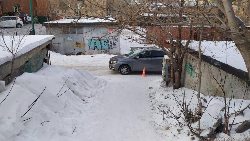 В Красноярске 10-летняя девочка попала под колеса автомобиля, скатившись со стихийной горки