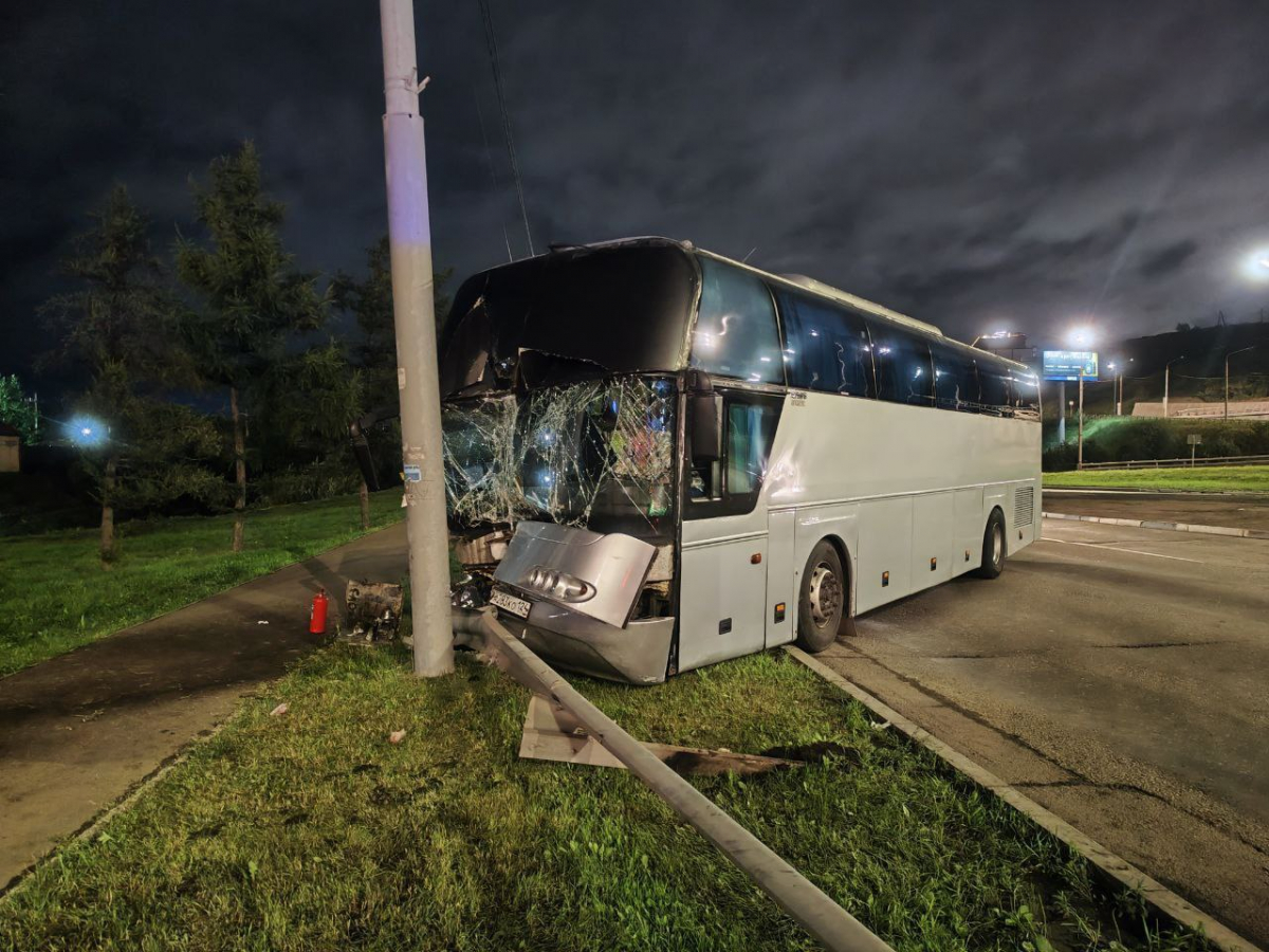 В Красноярске 3 человека пострадали в ДТП с междугородним автобусом,  въехавшим в столб — Новости Красноярска на 7 канале