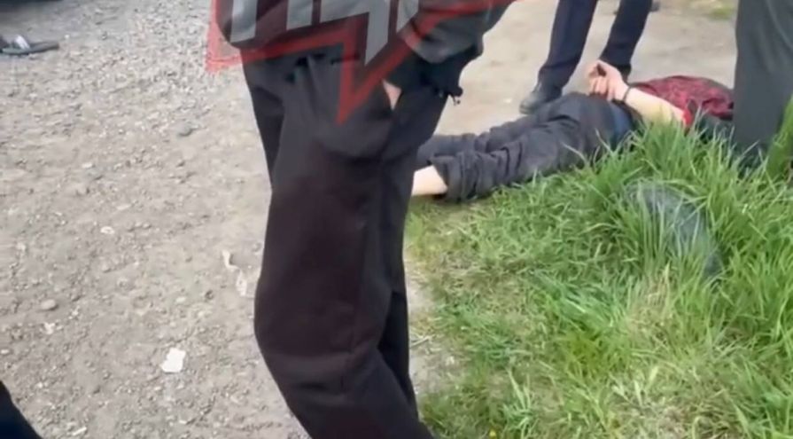 В Красноярске закладчик сломал ногу полицейскому 