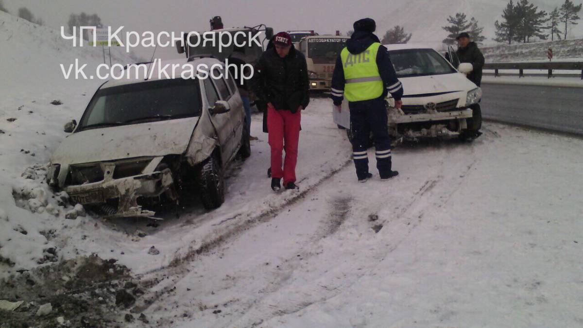 Иномарка пошла юзом и устроила массовое ДТП на трассе под Красноярском —  Новости Красноярска на 7 канале