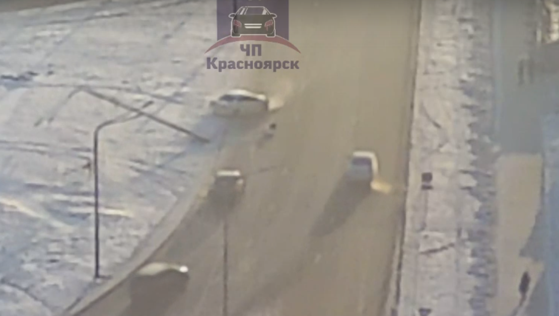 В Красноярске на Авиаторов автоледи снесла металлический столб