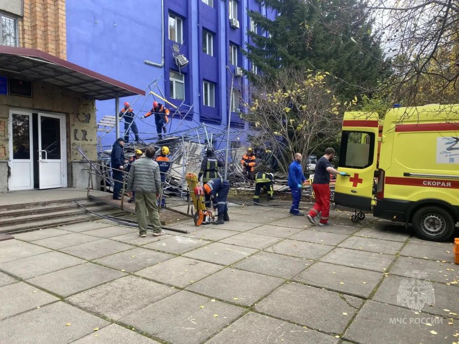 В Красноярске в результате обрушения строительных лесов погиб человек