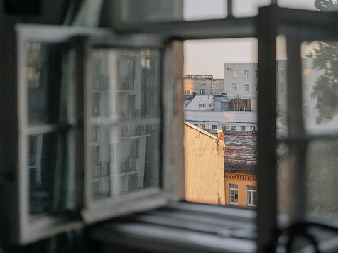 В Лесосибирске семилетний ребенок выпал из окна третьего этажа