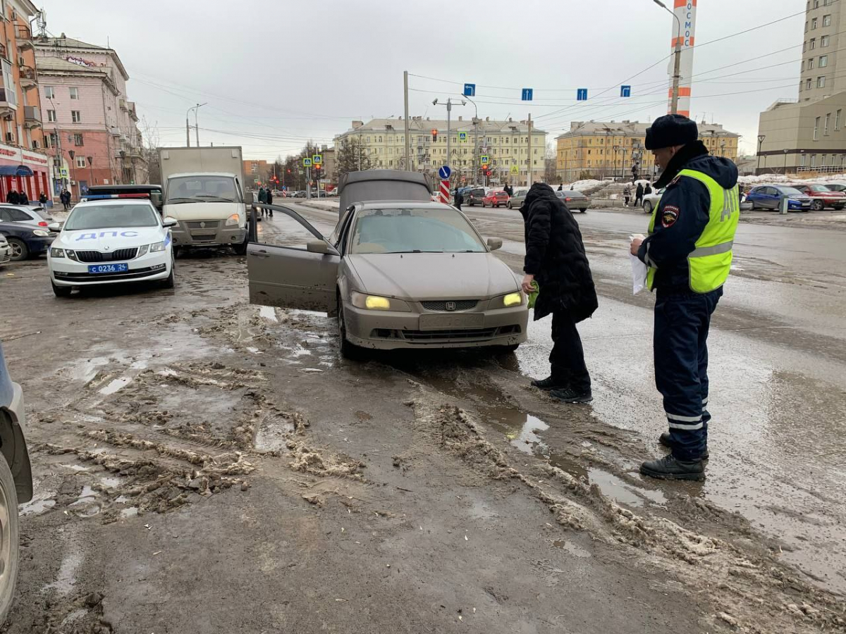 Красноярцам напомнили о штрафе в 500 рублей за грязные номера на машинах