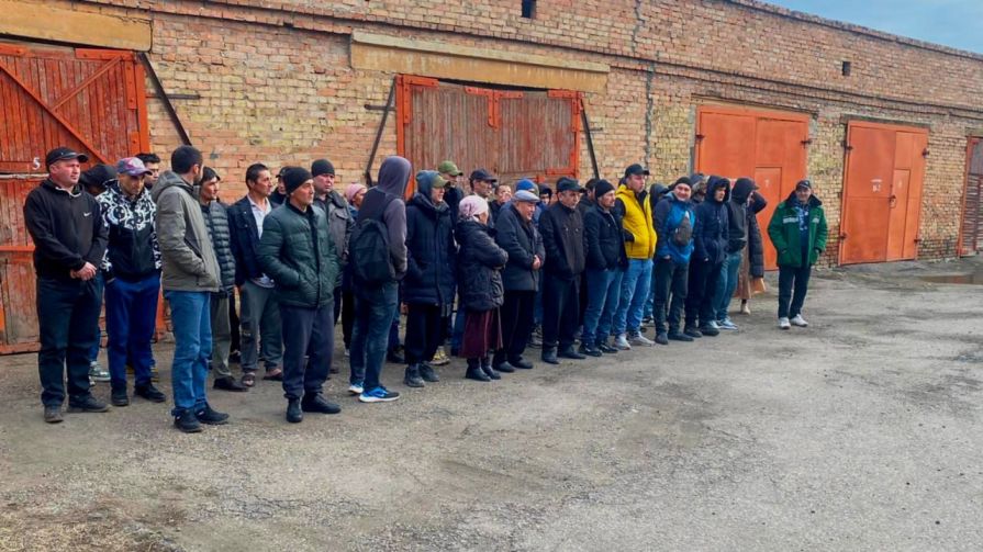 20 нелегалов задержали во время рейда на птицефабрике в Красноярском крае