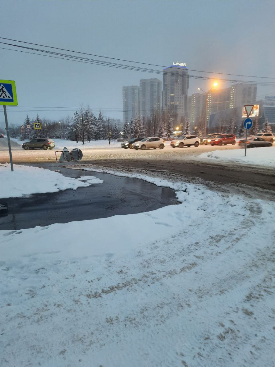 В Красноярске на Октябрьской прорвало трубу — Новости Красноярска на 7  канале