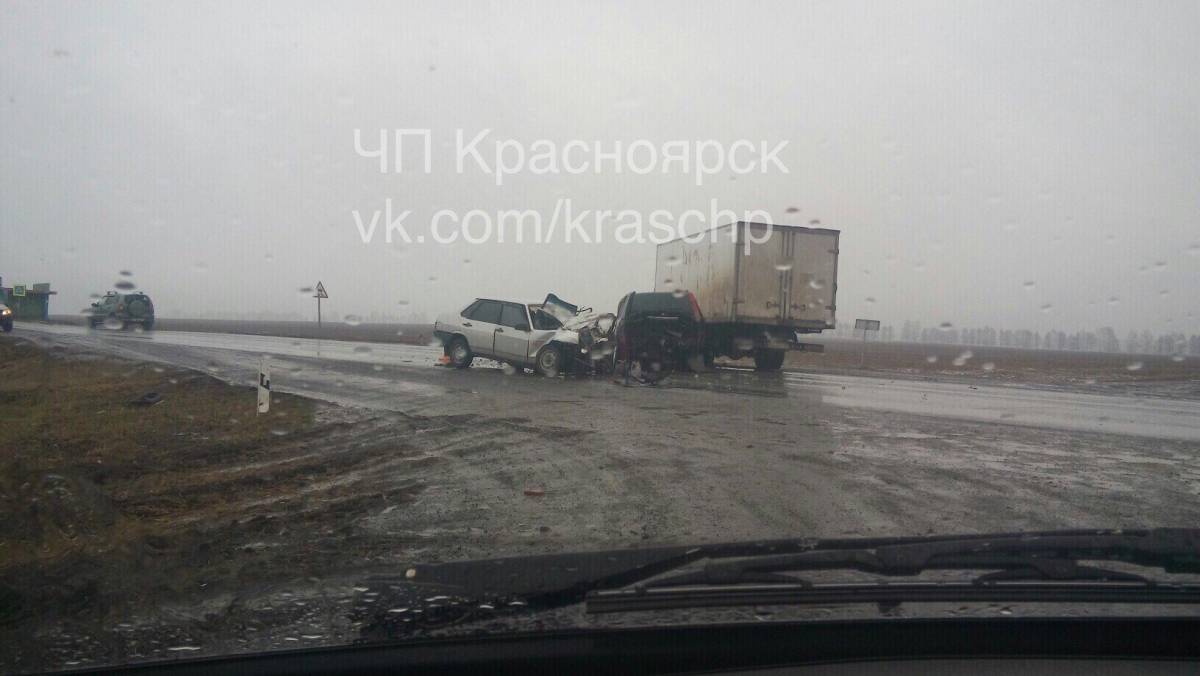 Два авто на летней резине устроили ДТП на трассе с тремя пострадавшими  (фото) — Новости Красноярска на 7 канале