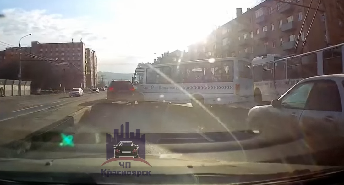 В Красноярске на проспекте Свободный произошла авария с автобусом
