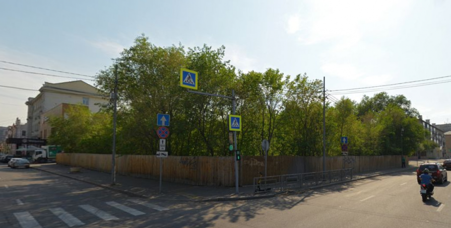 Заброшенный пустырь напротив «Локомотива» в центре Красноярска продают от 22,6 млн 