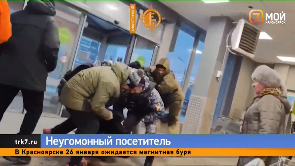 В Красноярске пьяные мужчины избили посетителей одного из магазинов 