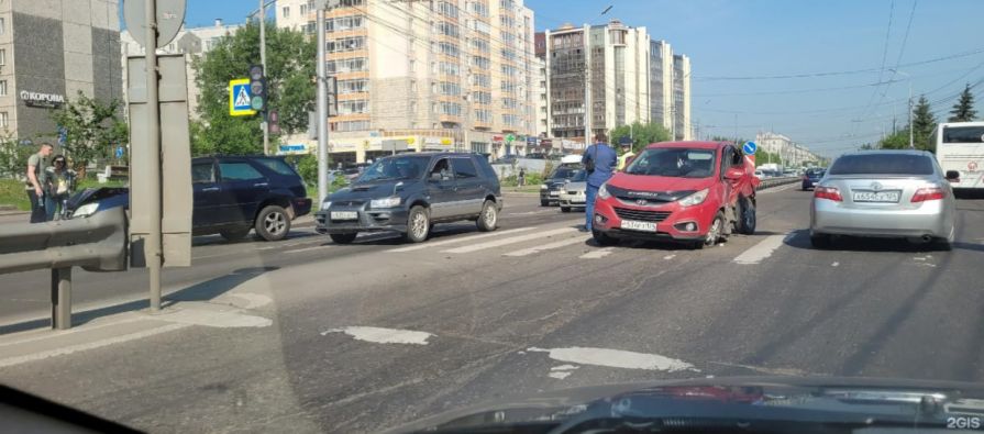 В Красноярске ДТП с перевёртышем парализовало движение на Годенко