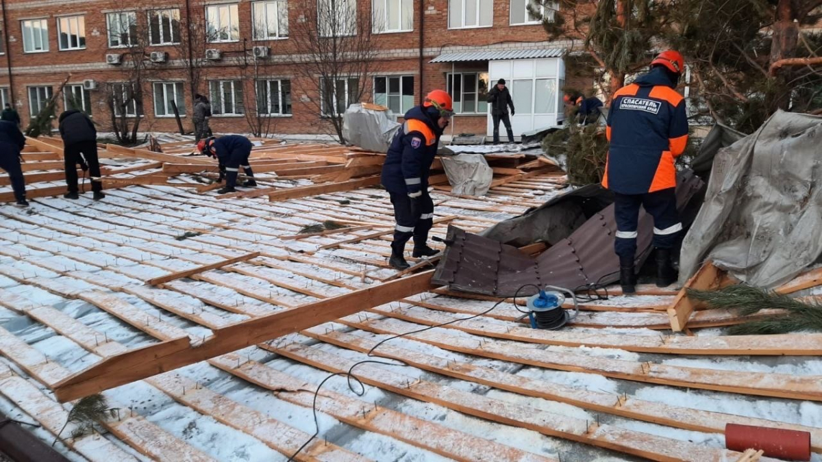 Больница в Красноярском крае, у которой сорвало крышу из-за урагана, продолжает принимать пациентов