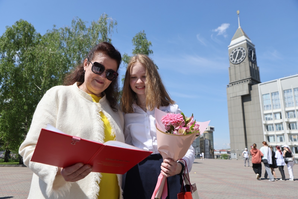 Фото выпускницы с родителями