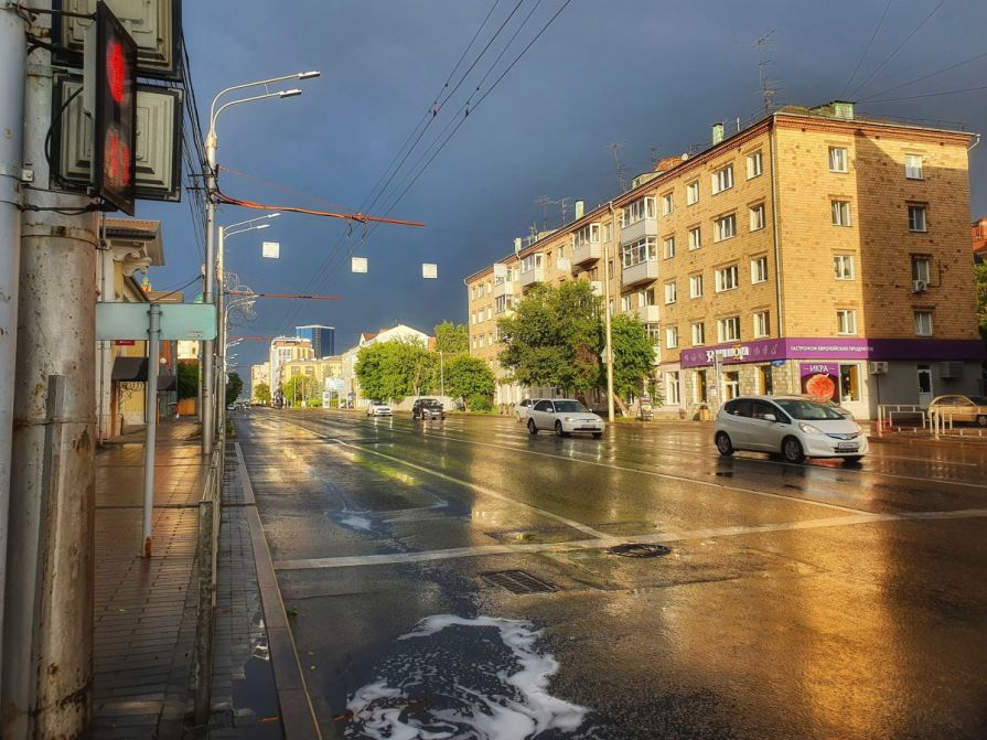 На Красноярск надвигается штормовой ветер с грозой и градом