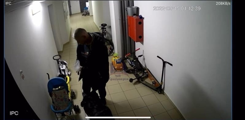 Воришка вещей, оставленных в подъезде, попал на камеру видеонаблюдения в Красноярске