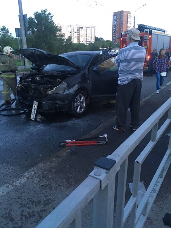 В Красноярске на полном ходу загорелся автомобиль — Новости Красноярска на 7 канале