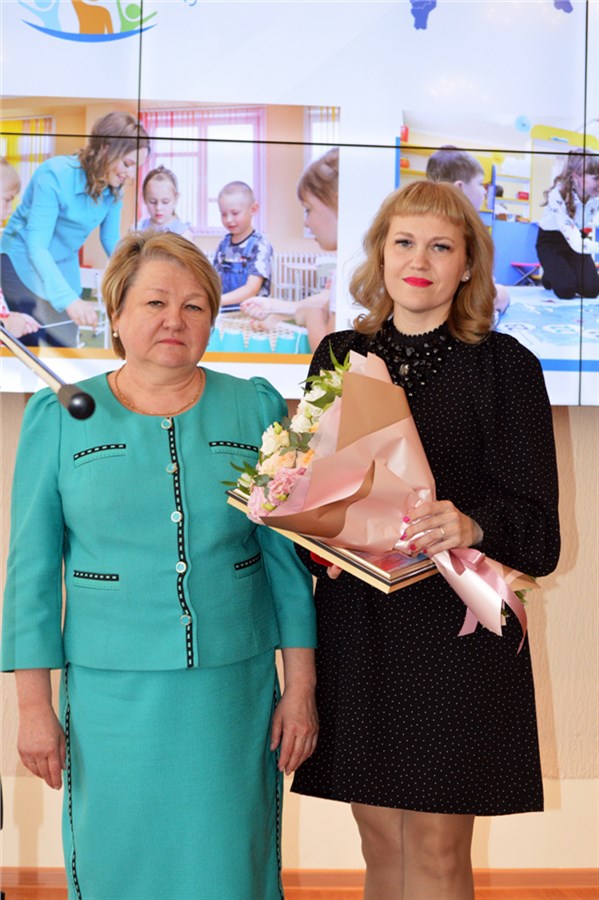 Полмиллиона рублей получила воспитатель года из Зеленогорска