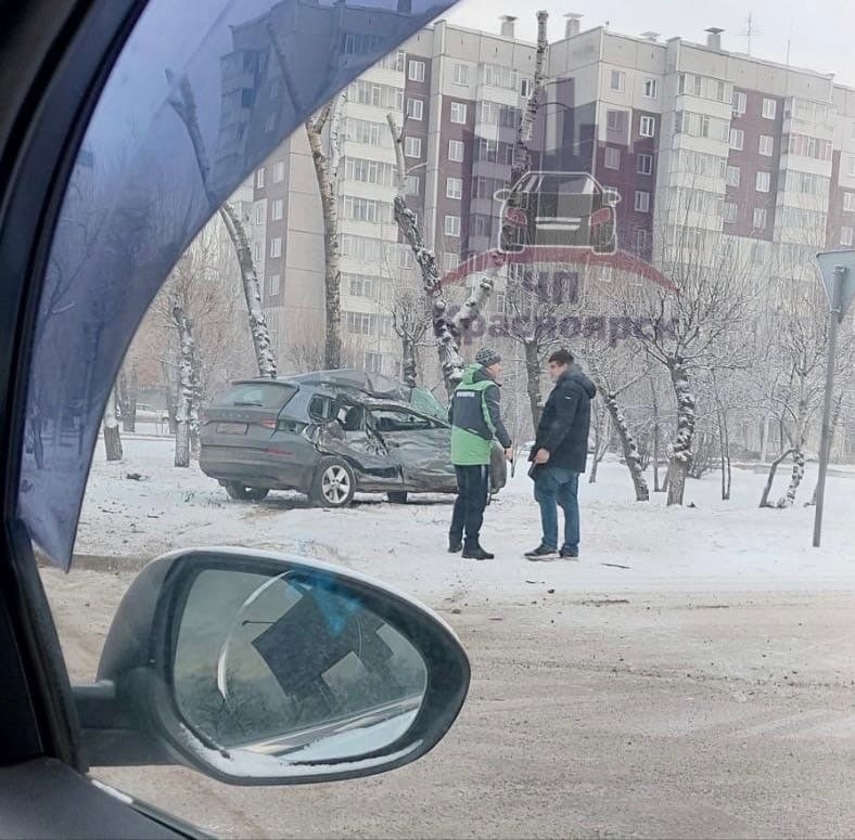 В Красноярске после столкновения с грузовиком автомобиль вылетел на тротуар и перевернулся