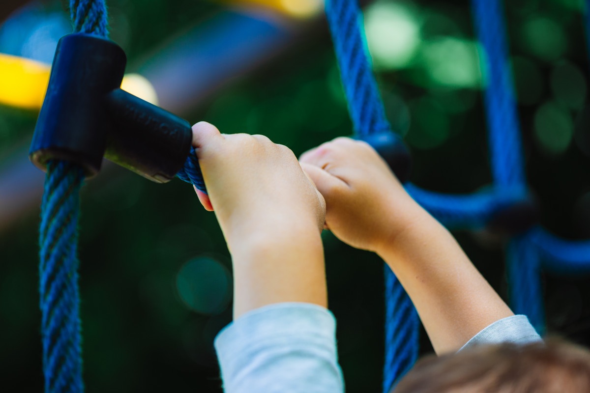 Playground news. Веревка в руке. Канат в школе фото.