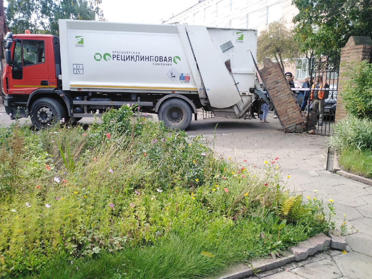 В Красноярске мусоровоз повредил историческую ограду Органного зала —  Новости Красноярска на 7 канале