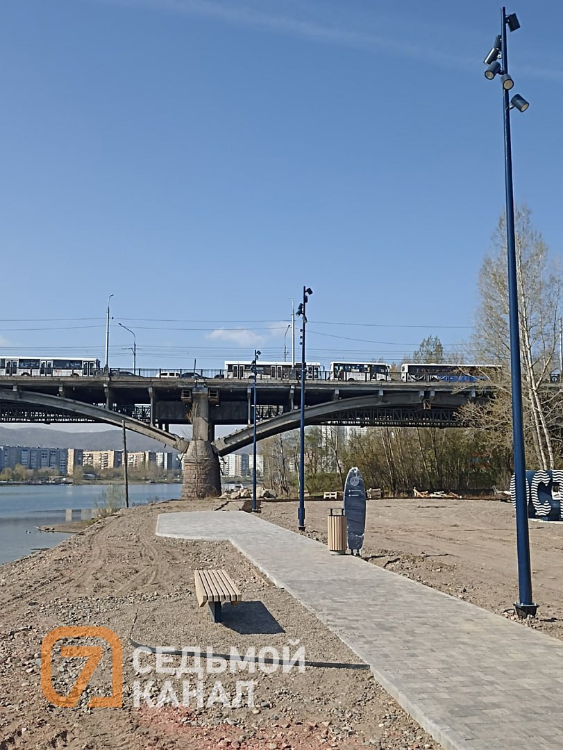 В Красноярске 20 мая на Коммунальном мосту с раннего утра образовалась огромная пробка