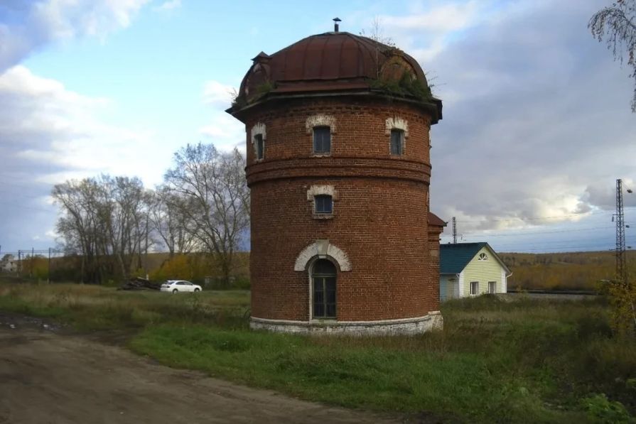  В Красноярском крае продают столетнюю кирпичную водонапорную башню
