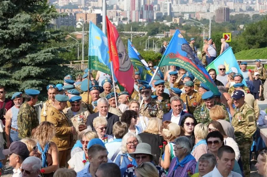 Красноярцы собрались почтить память павших в День ВДВ