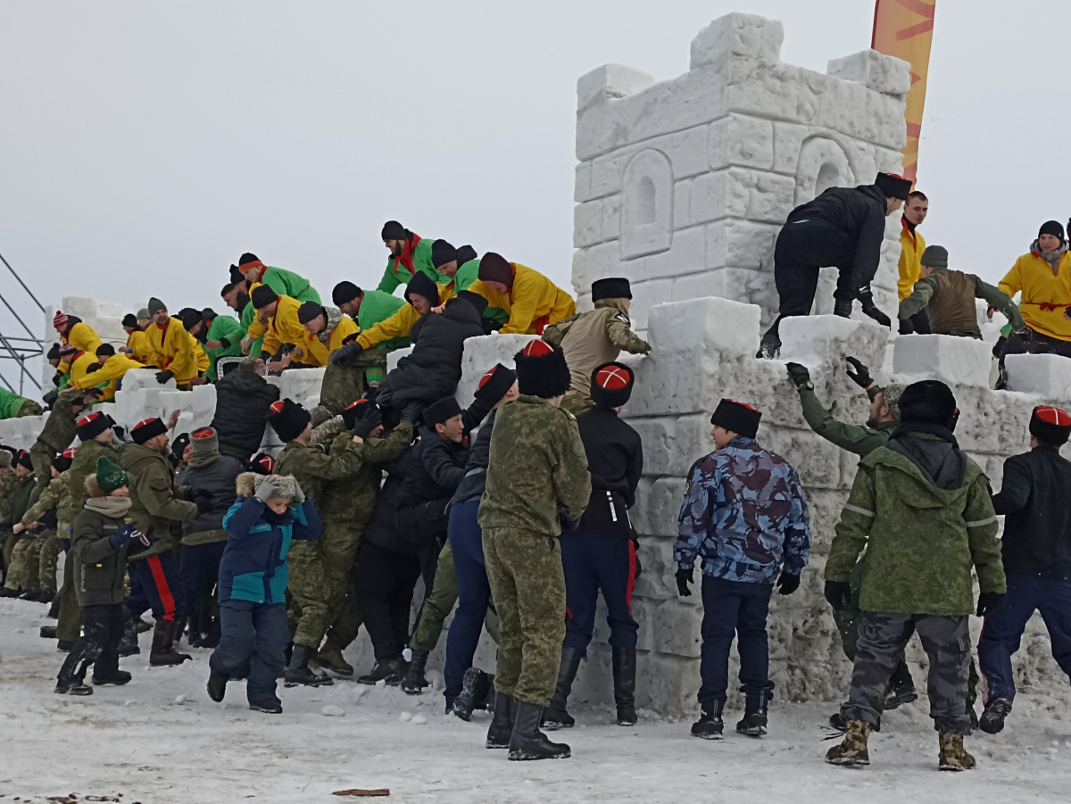 Смотрим, как под Красноярском казаки взяли штурмом снежный городок — Статьи  на сайте 7 канала, Красноярск