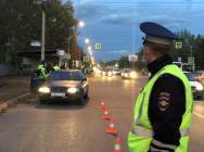 В Красноярске сотрудники ГИБДД задержали водителя с наркотиками. Фото и видео: 24.мвд.рф