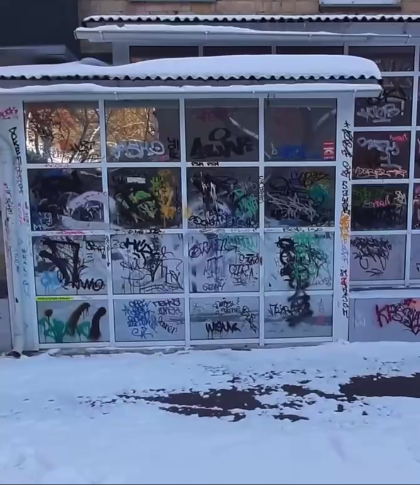 «Это не творчество – это свинство»: красноярец возмутился обилию граффити на стенах в центре города