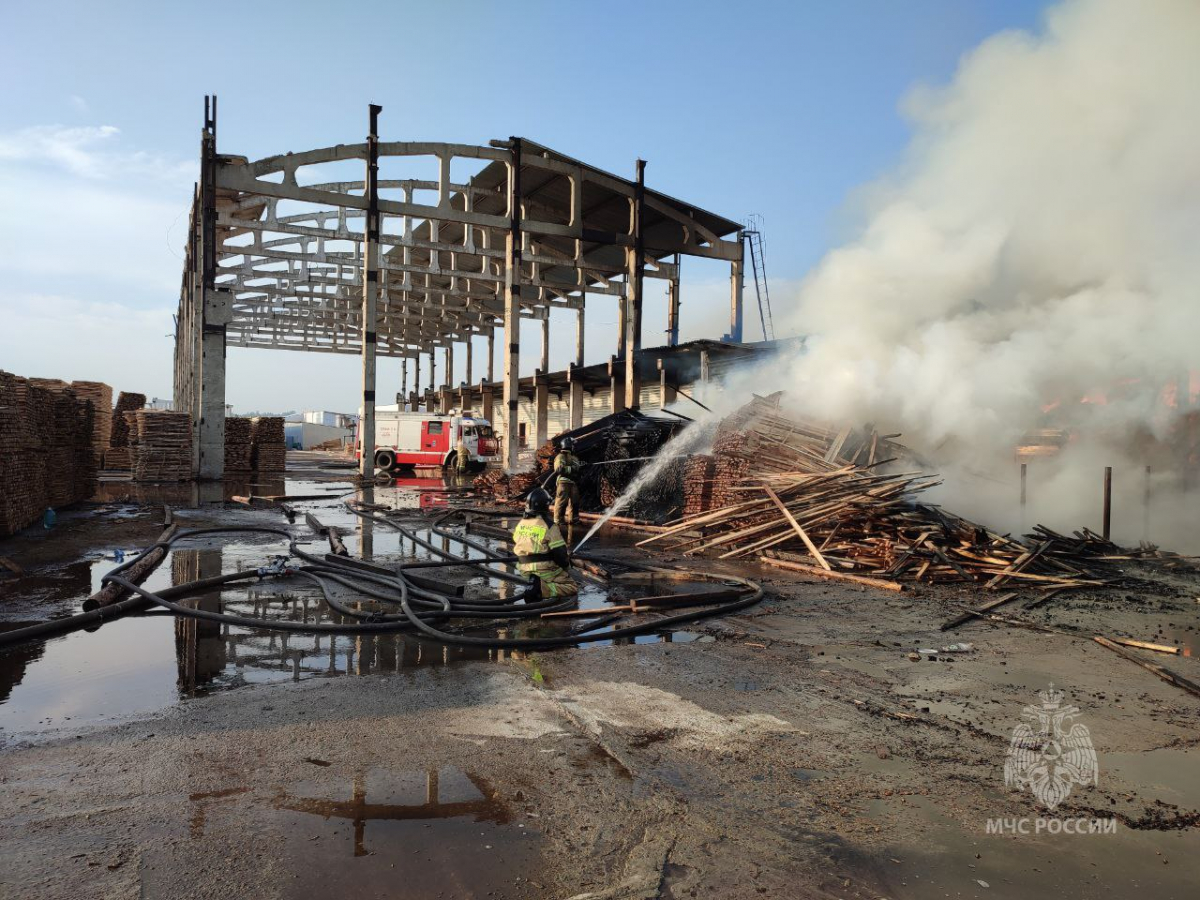 Около 12 часов пожарные тушили склад пиломатериалов в Лесосибирске