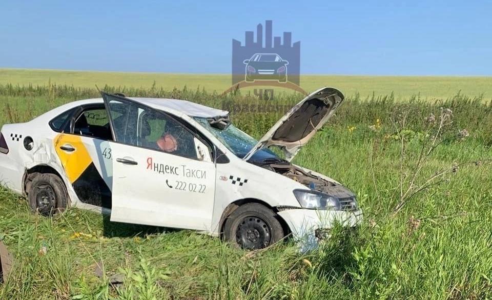 Машина «Яндекс. Такси» с пассажиркой опрокинулась по дороге в красноярский аэропорт