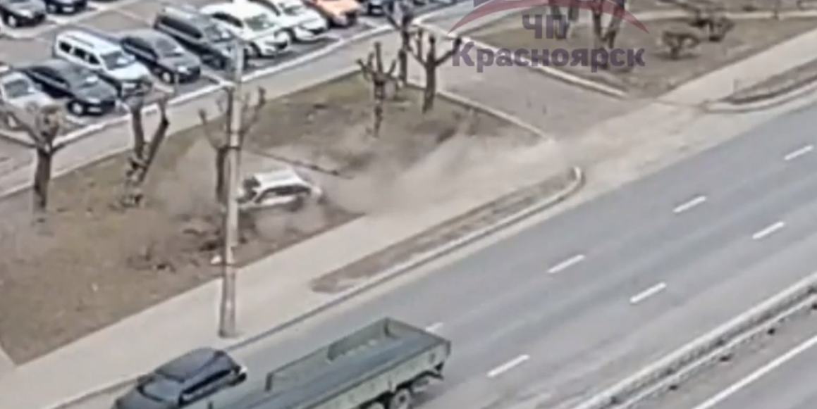 В Красноярске автомобиль на большой скорости врезался в дерево