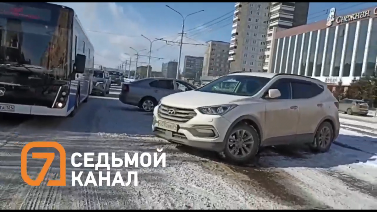 На правобережье Красноярска произошло несколько аварий из-за гололеда